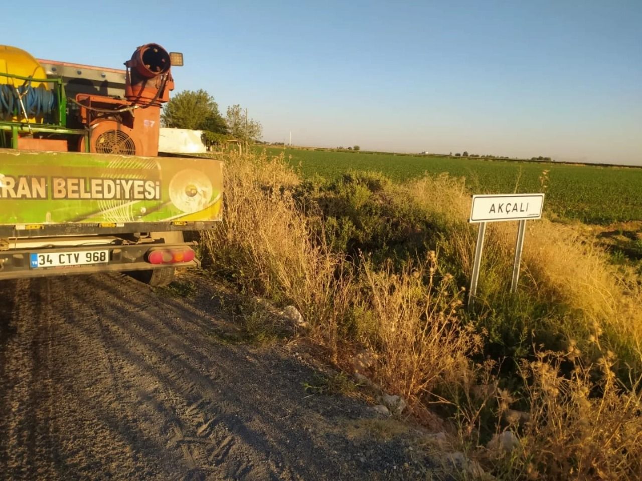 Harran kırsalında ilaçlama çalışmaları aralıksız devam ediyor