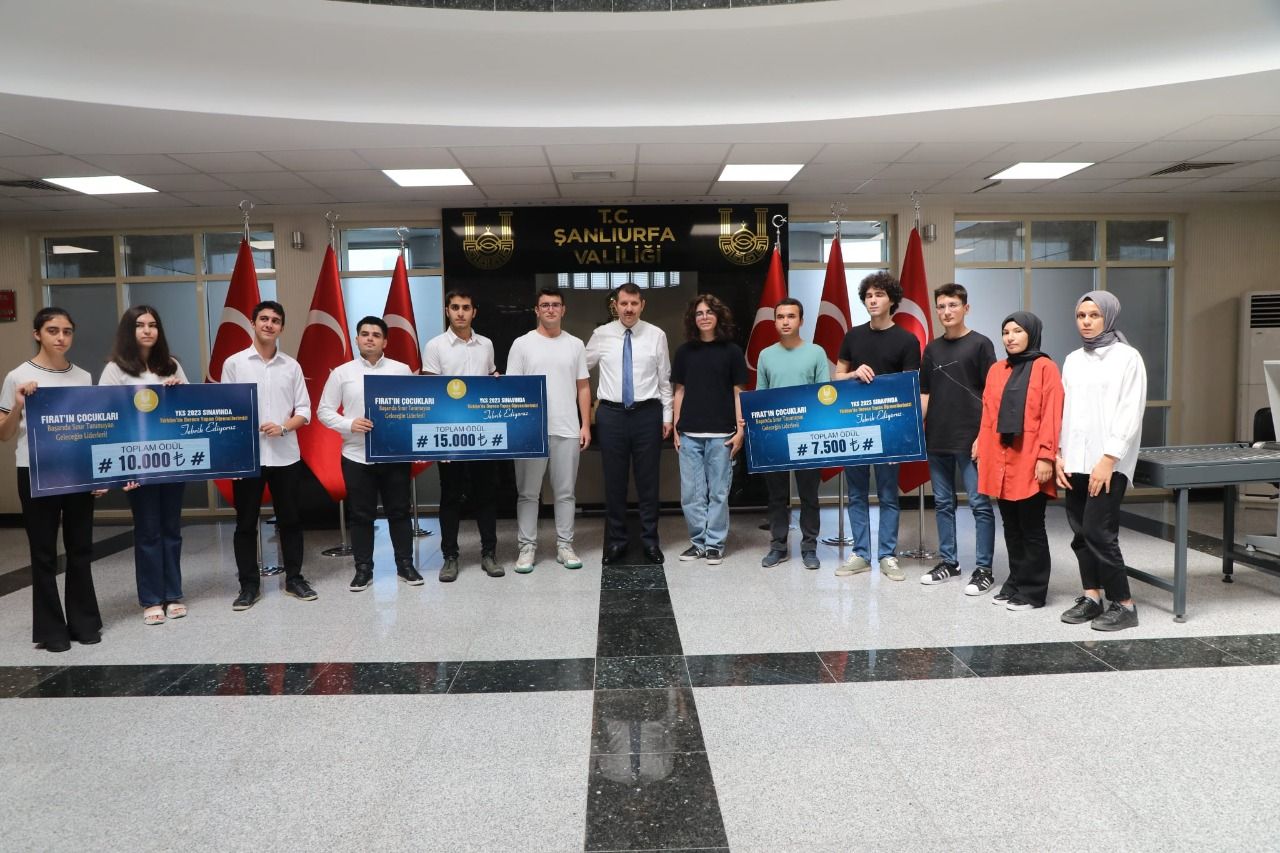 Vali Ayhan,YKS ‘de dereceye giren öğrencileri ödüllendirdi