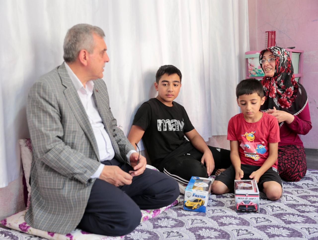 Beyazgül,hafta sonu vatandaşların evlerine misafir oldu.