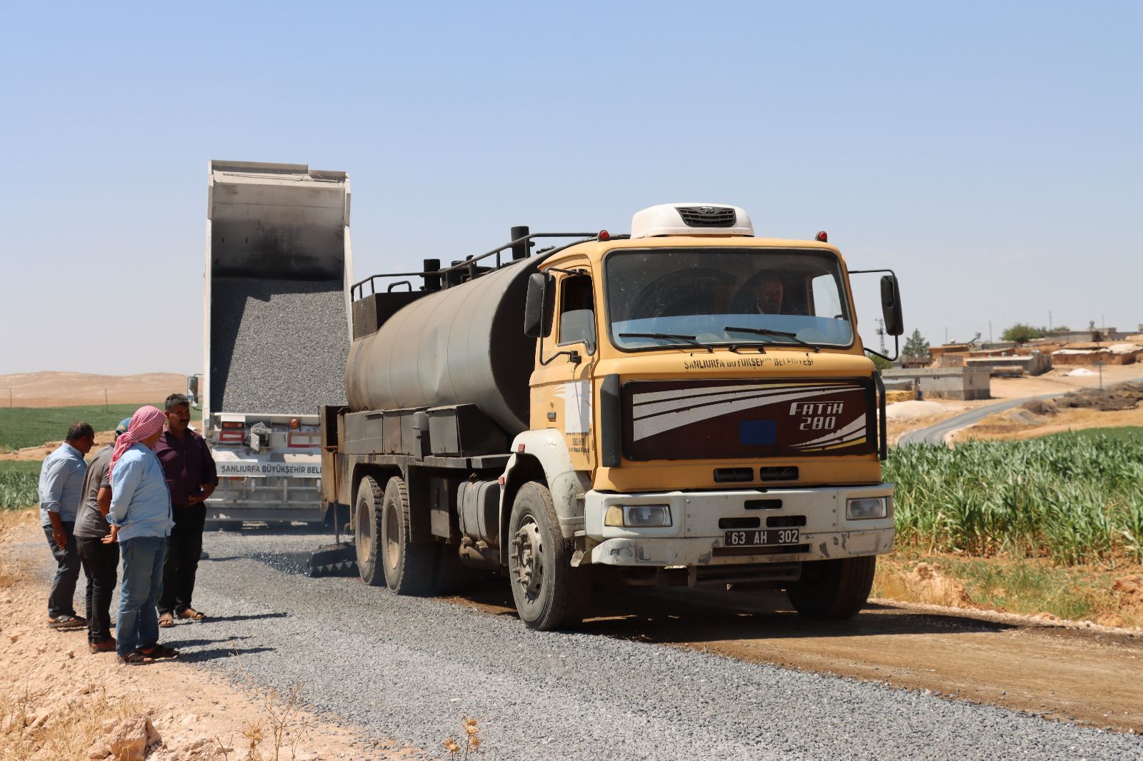 Büyükşehir’den Viranşehir ve Ceylanpınar’da sathi asfalt çalışmaları