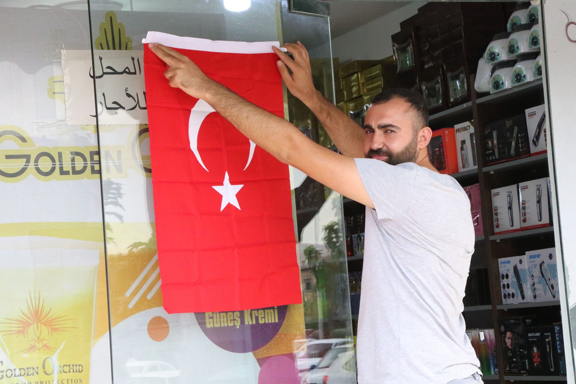 Haliliye ‘de esnaf ve vatandaşa Türk Bayrağı dağıtıldı