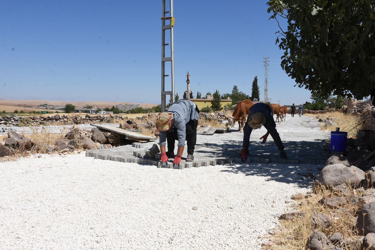 Hilvan’da Üst Yapı Yol Yapım Çalışmaları Devam Ediyor