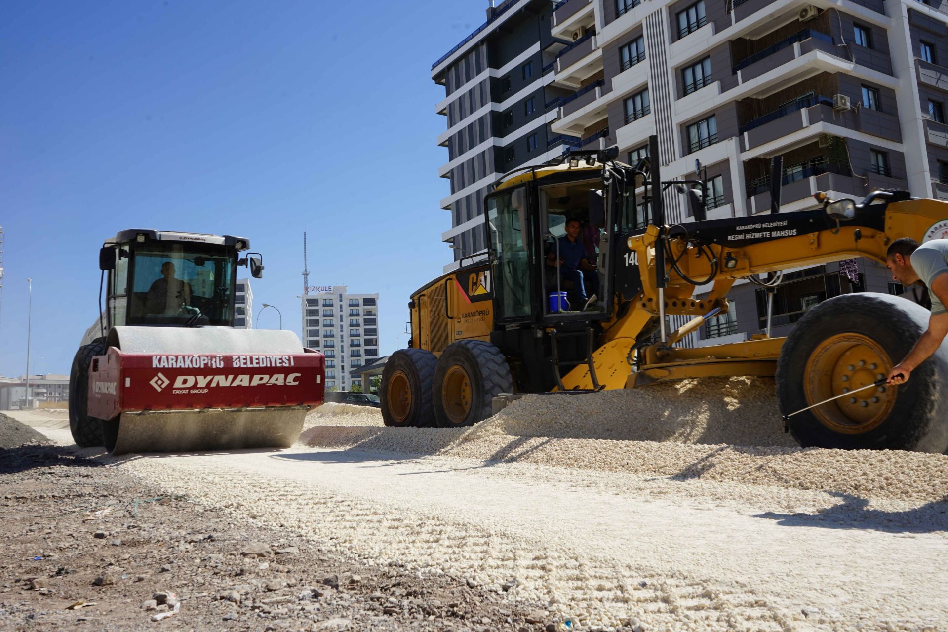 Karaköprü’de üst yapı çalışmaları hız kesmeden devam ediyor