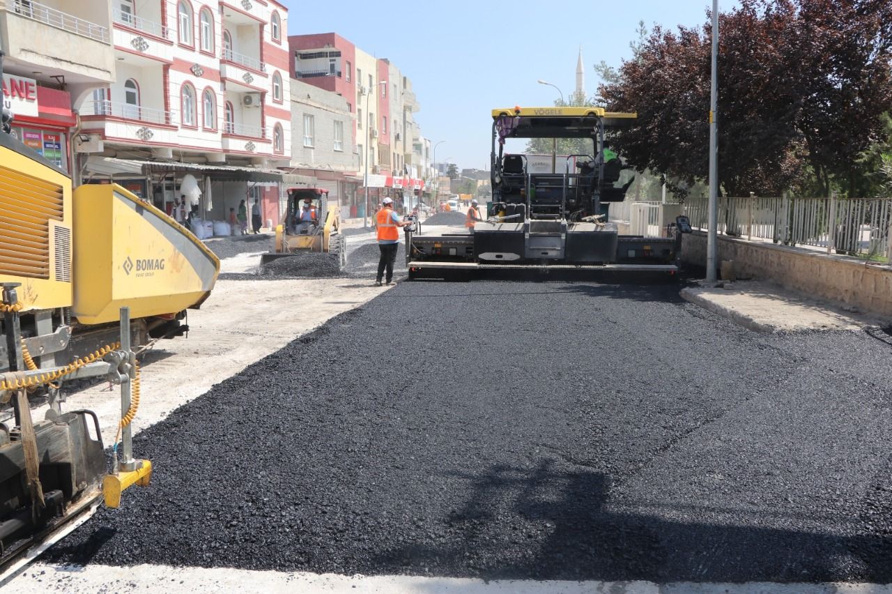 Viranşehir’de Sıcak Asfalt Çalışmaları Devam Ediyor
