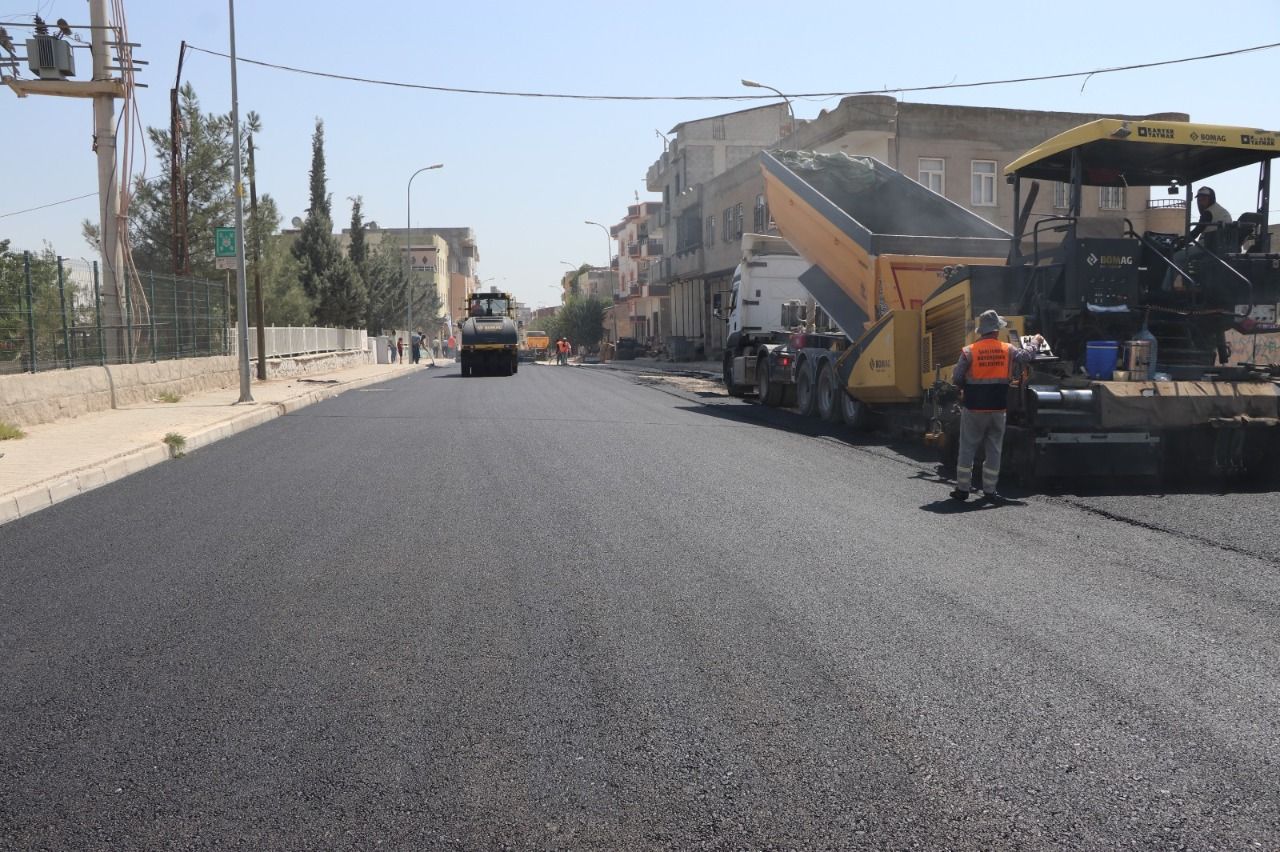 Viranşehir’de sıcak asfalt serim çalışmaları başladı
