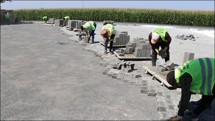 Haliliye’de Kilitli Beton Parke Döşeme Çalışmaları Tam Not Alıyor
