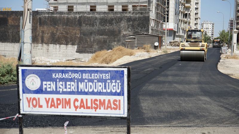 Karaköprü’de Yollar Sıcak Asfaltla Yenileniyor