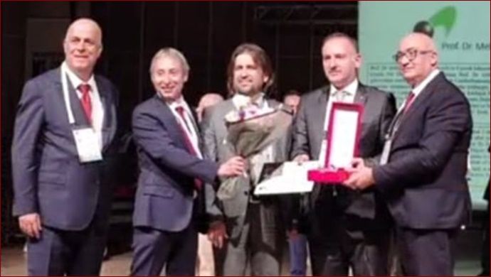 Rektör Güllüoğlu,Onur Ödülü’ne layık görüldü