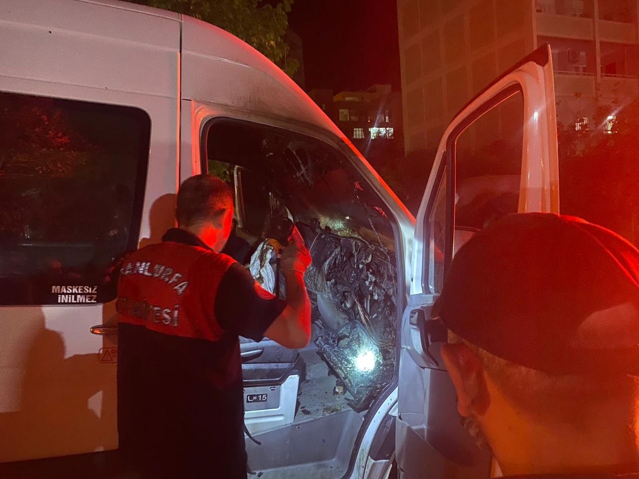 Şanlıurfa ‘da İşçi servisi alev alev yandı, facianın eşiğinden dönüldü