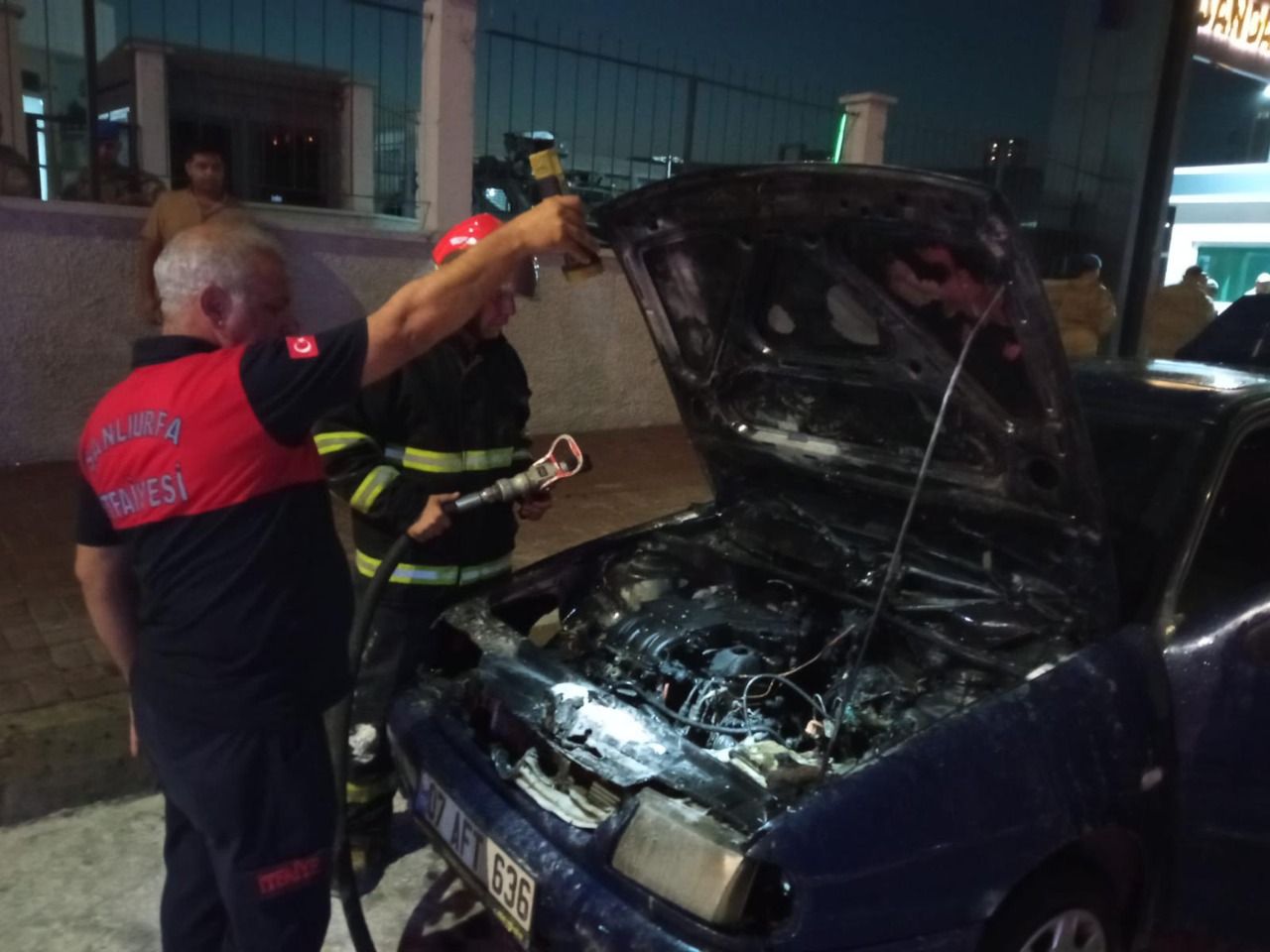 Şanlıurfa ‘da seyir halindeki otomobilde yangın: Araç kullanılamaz hale geldi