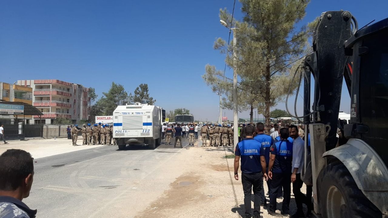 Şanlıurfa’da gergin anlar! Yıkım kararı olan işyerleri tahliyesinde ortalık karıştı
