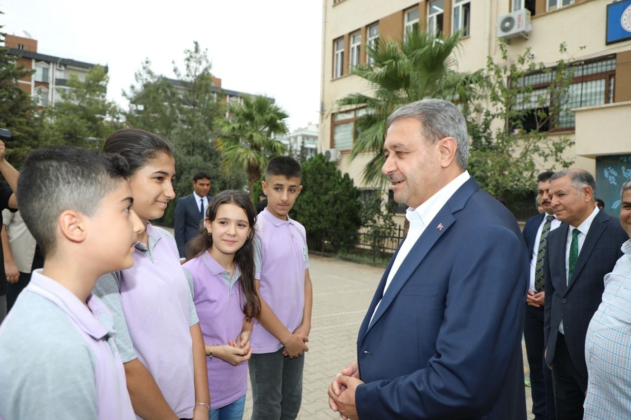 Vali Şıldak, öğrencileri esnafa emanet etti