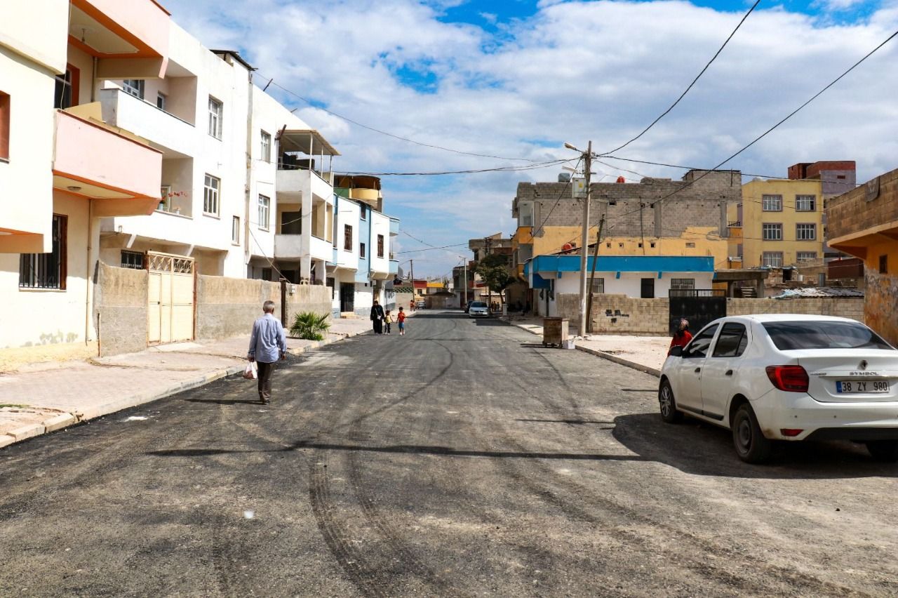 Akçakale’de değişim devam ediyor…Bir cadde daha asfaltlanıyor