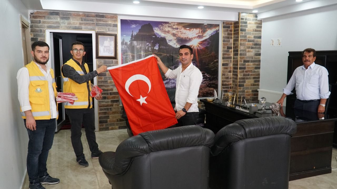 Haliliye Belediyesi Cumhuriyetin 100.Yılında Bayrak Dağıttı