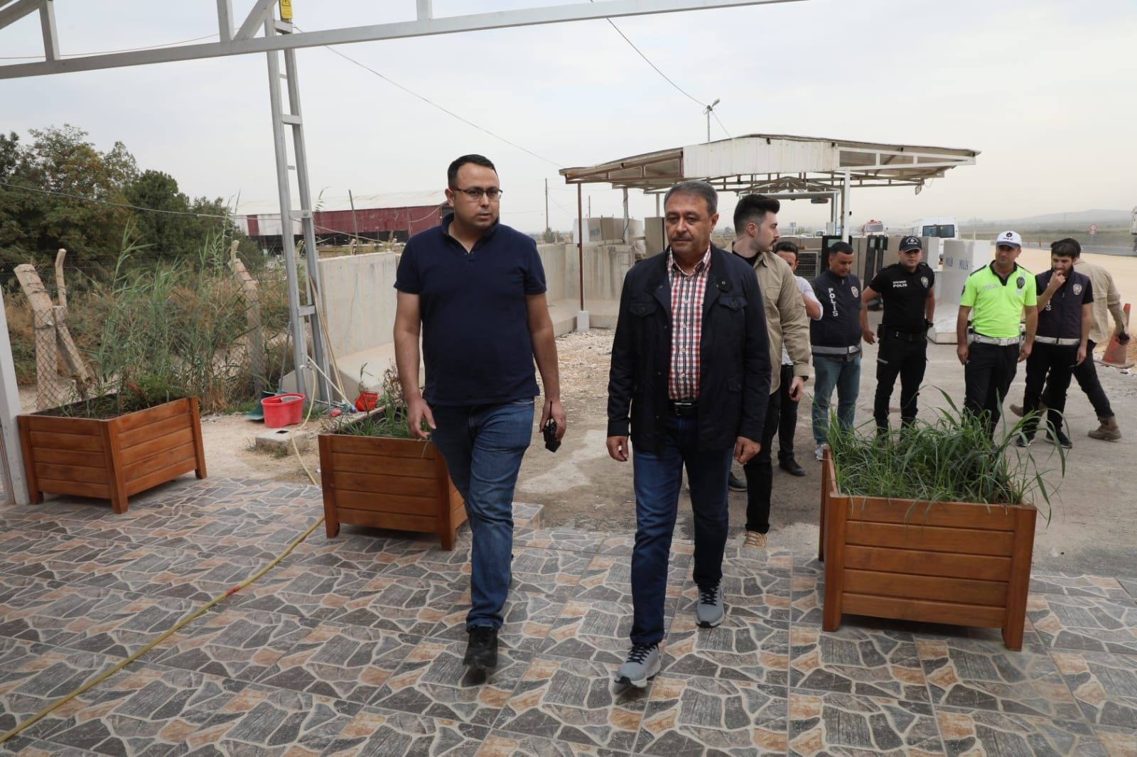 Vali Şıldak , Akçakale ‘de yol çalışmasını inceledi
