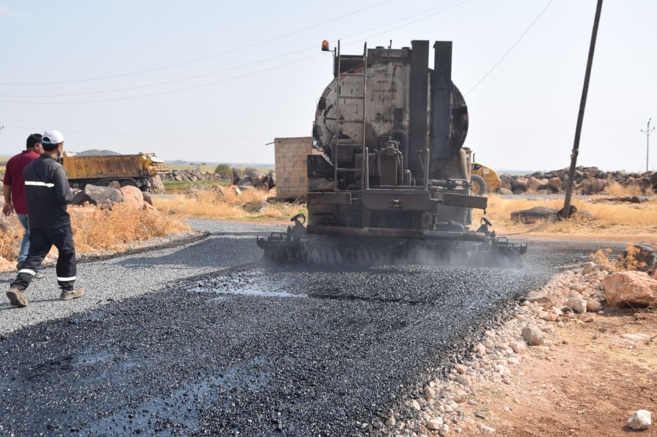 Viranşehir ‘de kırsal mahallelerde sathi asfalt çalışmaları