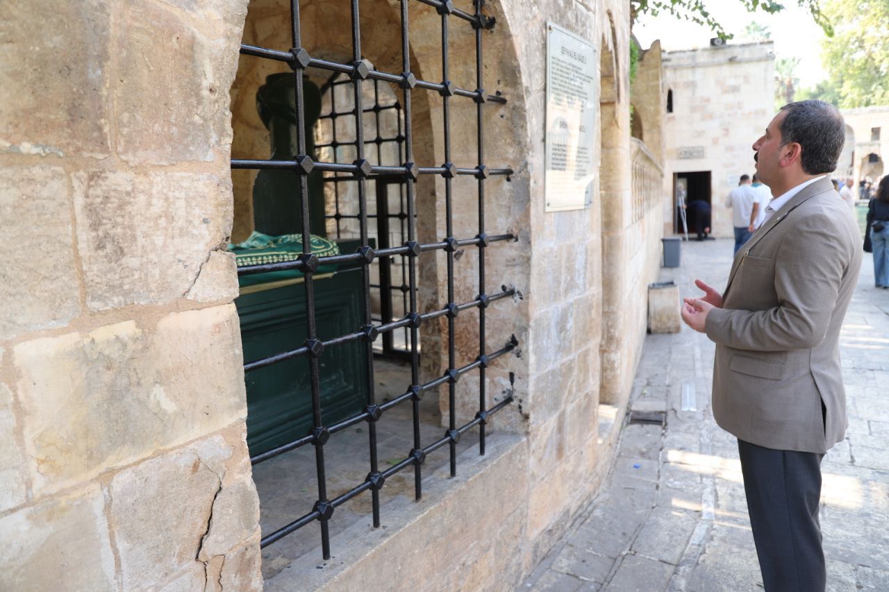 Başkan Baydilli’den Ali Şazeli Dede’nin kabrine ziyaret