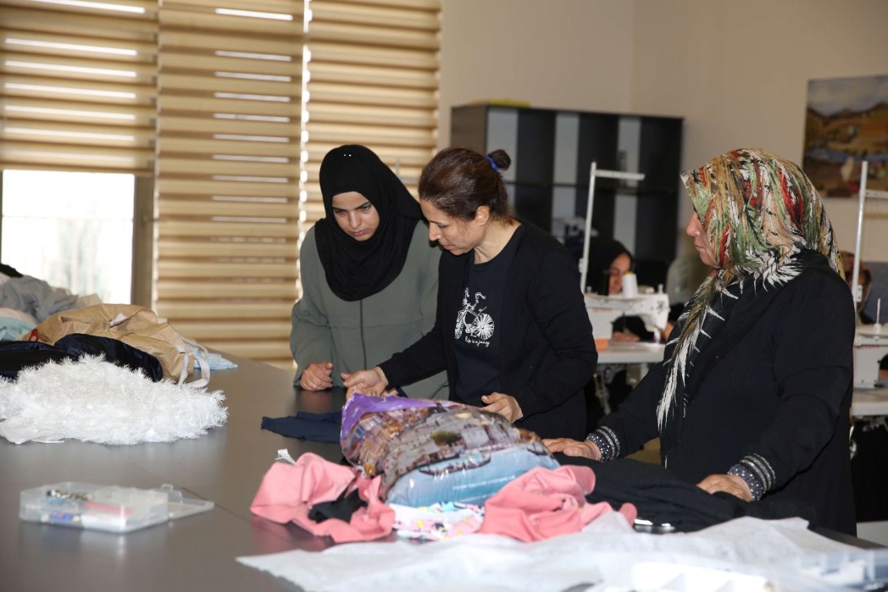Karaköprü’de Kadınlar Hem Zanaat Öğreniyor Hem Üretiyor