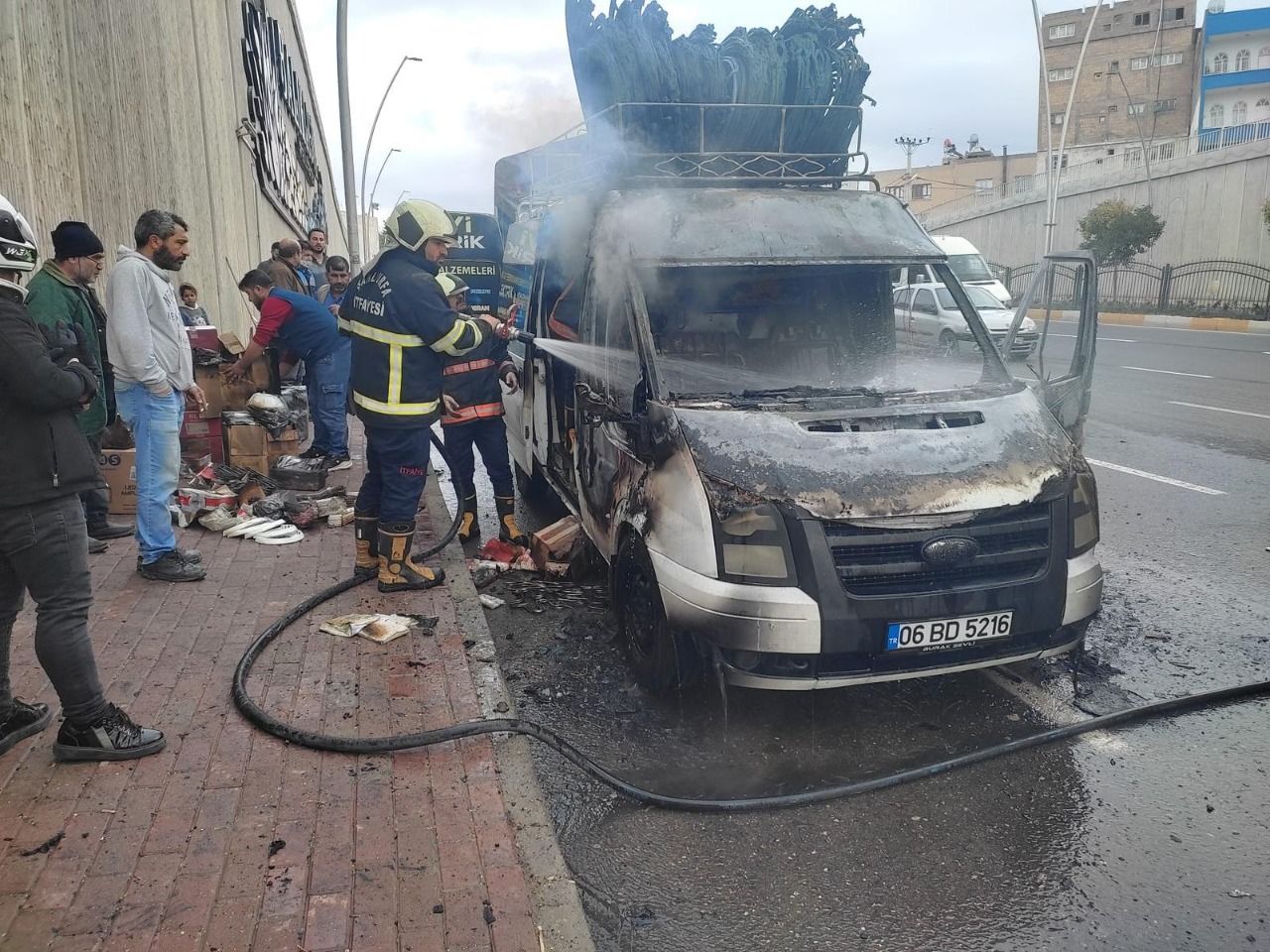 Şanlıurfa’da seyir halindeki araç yandı