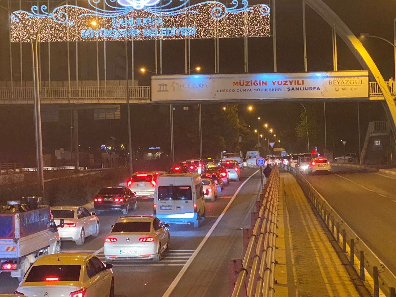 Urfa sallandı: Trafik sıkıştıkça sıkıştı