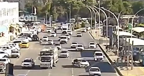 Urfa’da makas atıyordu: Maganda 3 kişiyi havaya savurdu