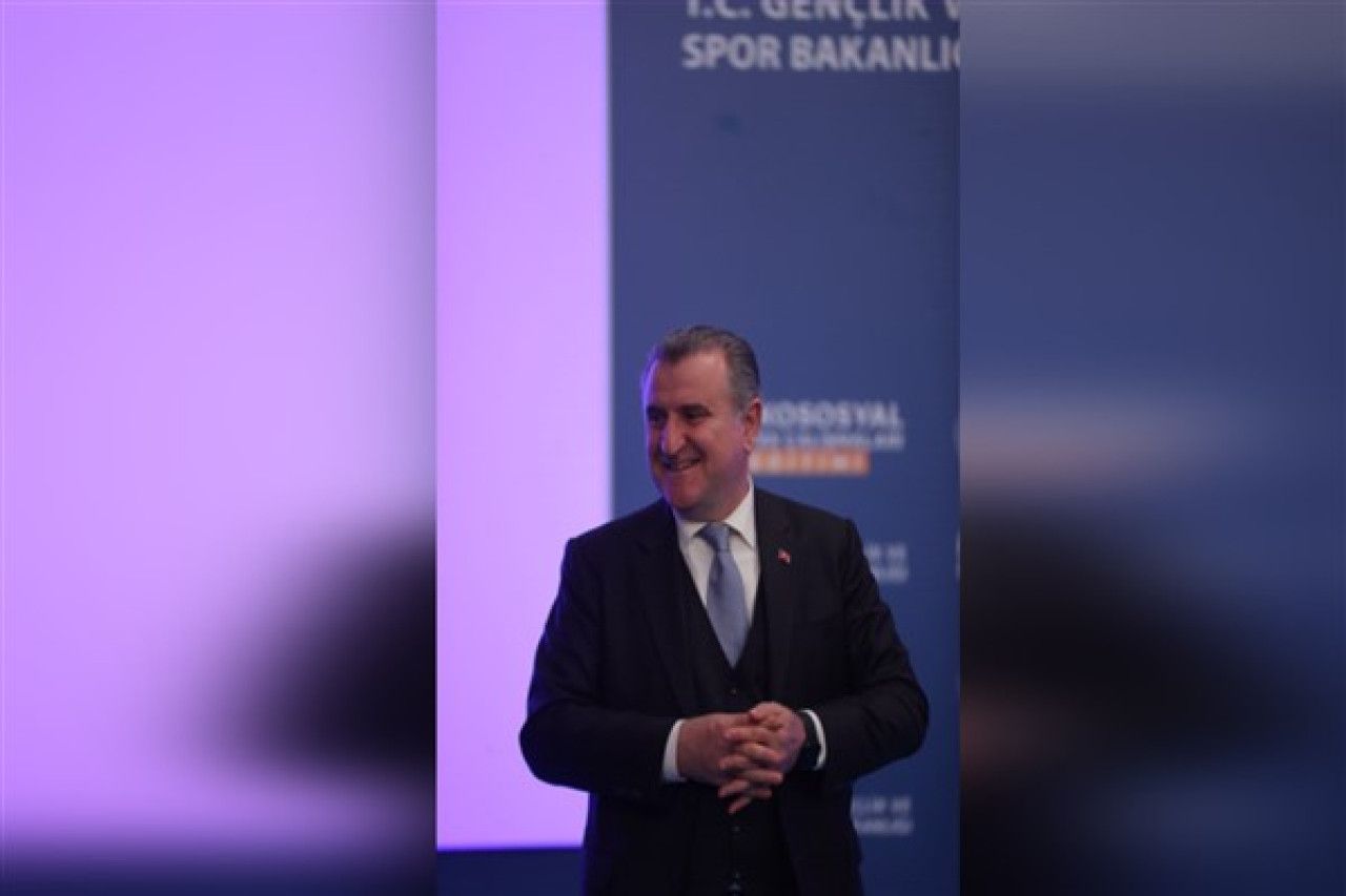 Bakan Bak’tan Beşiktaş’ın yeni başkanı Hasan Arat’a tebrik mesajı