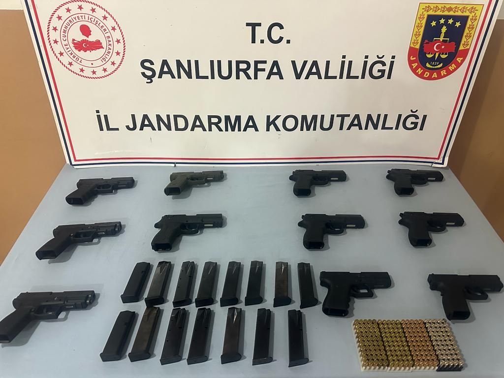 Şanlıurfa’da bir araçta 11 ruhsatsız tabanca ele geçirildi: 3 gözaltı