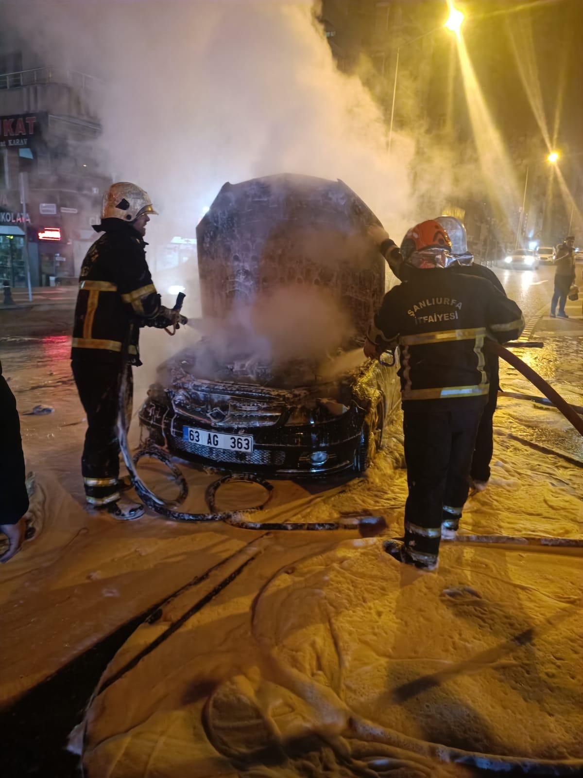 Şanlıurfa’da seyir halindeki araç yandı: İtfaiye müdahale etti
