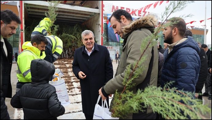 Tarım Fuarı’nda 100 Bin Fidan Dağıtıldı