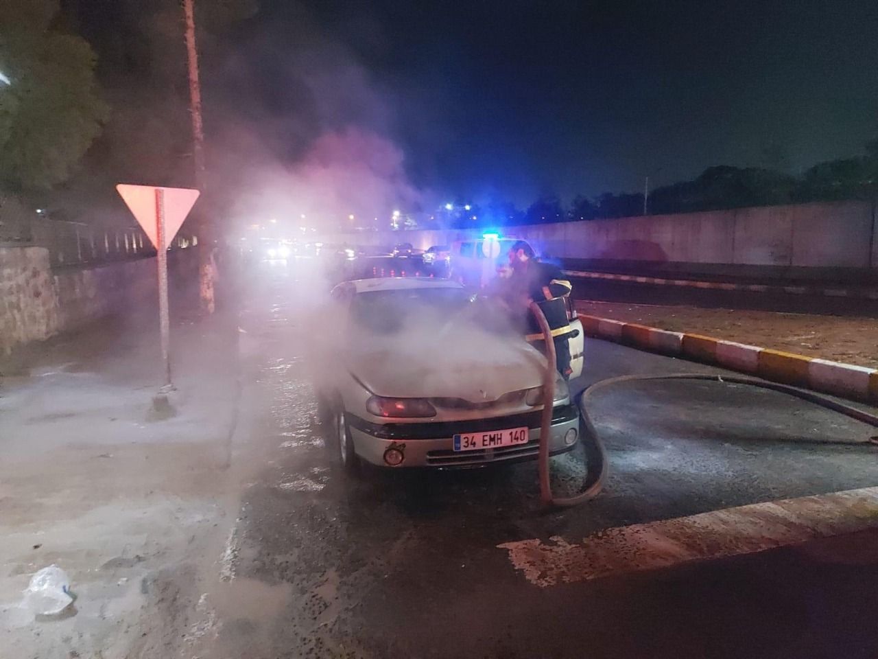 Viranşehir ‘de seyir halindeki araç yandı: İtfaiye müdahale etti