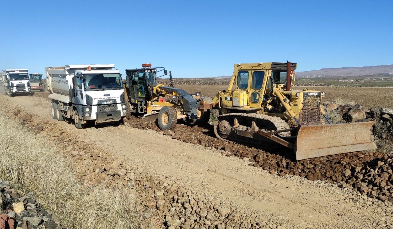 Büyükşehir’den Siverek kırsalında yol çalışmaları