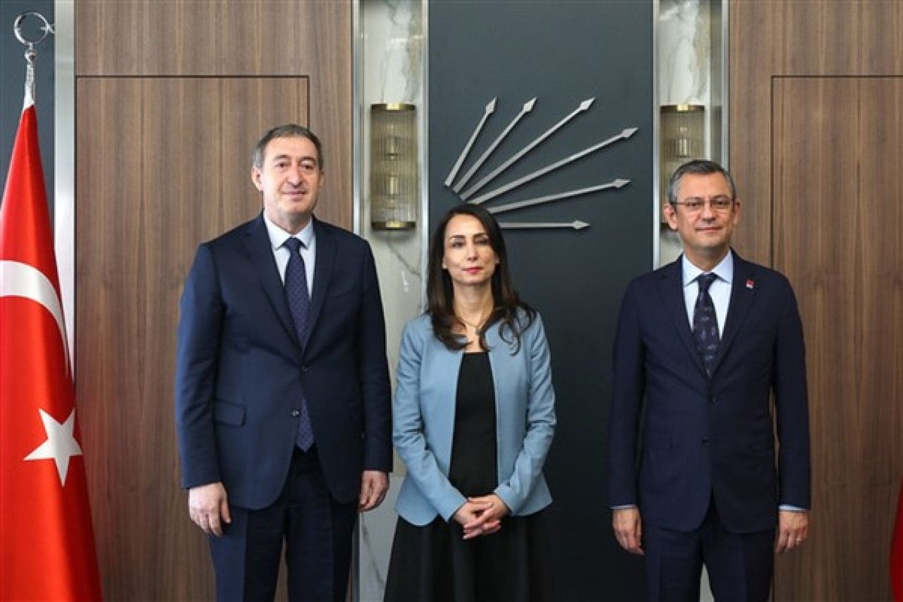 CHP Genel Başkanı Özel, DEM Parti eş Genel Başkanları ile bir araya geldi