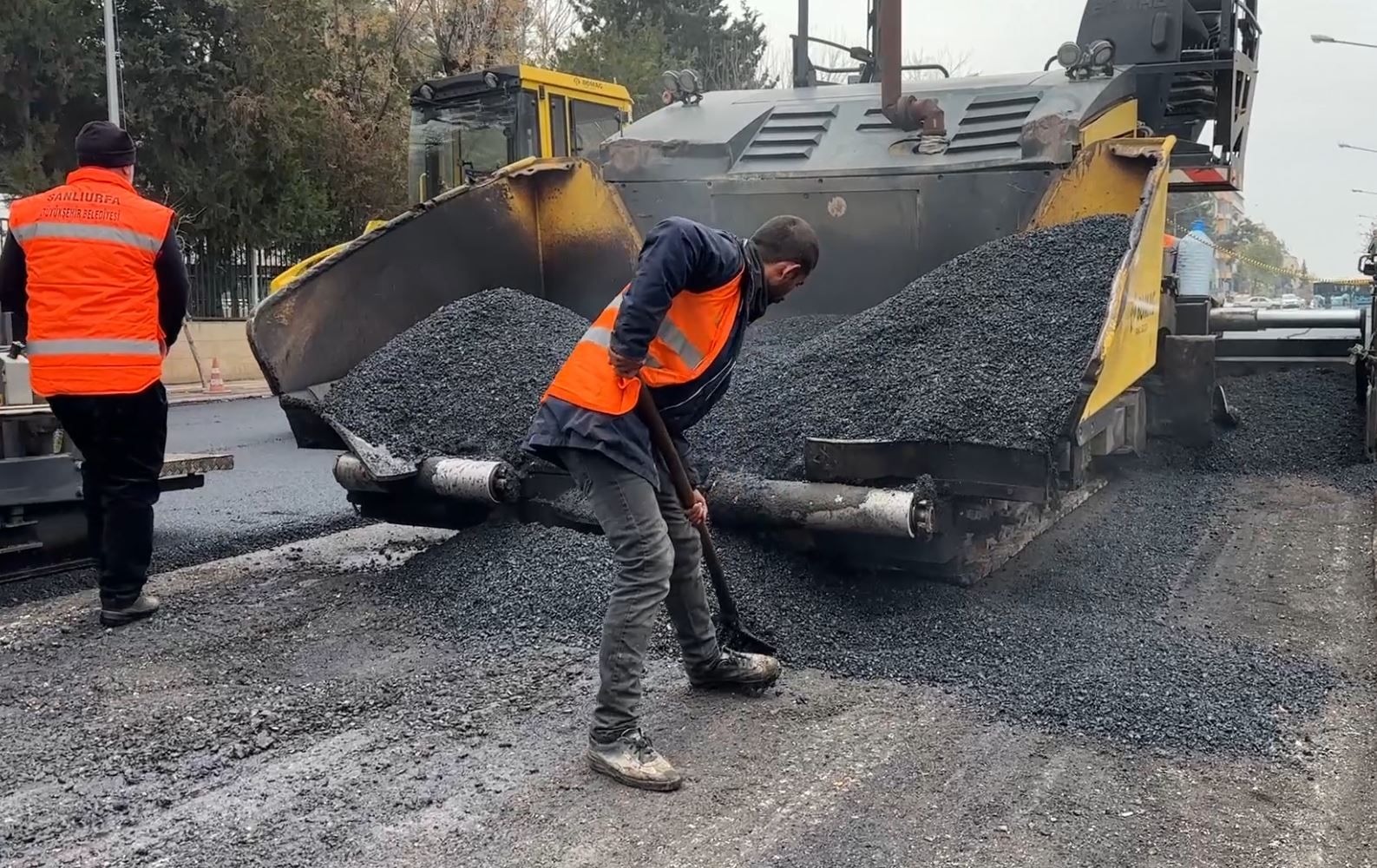 Eminiyet Caddesi’nde sıcak asfalt çalışması tamamlandı