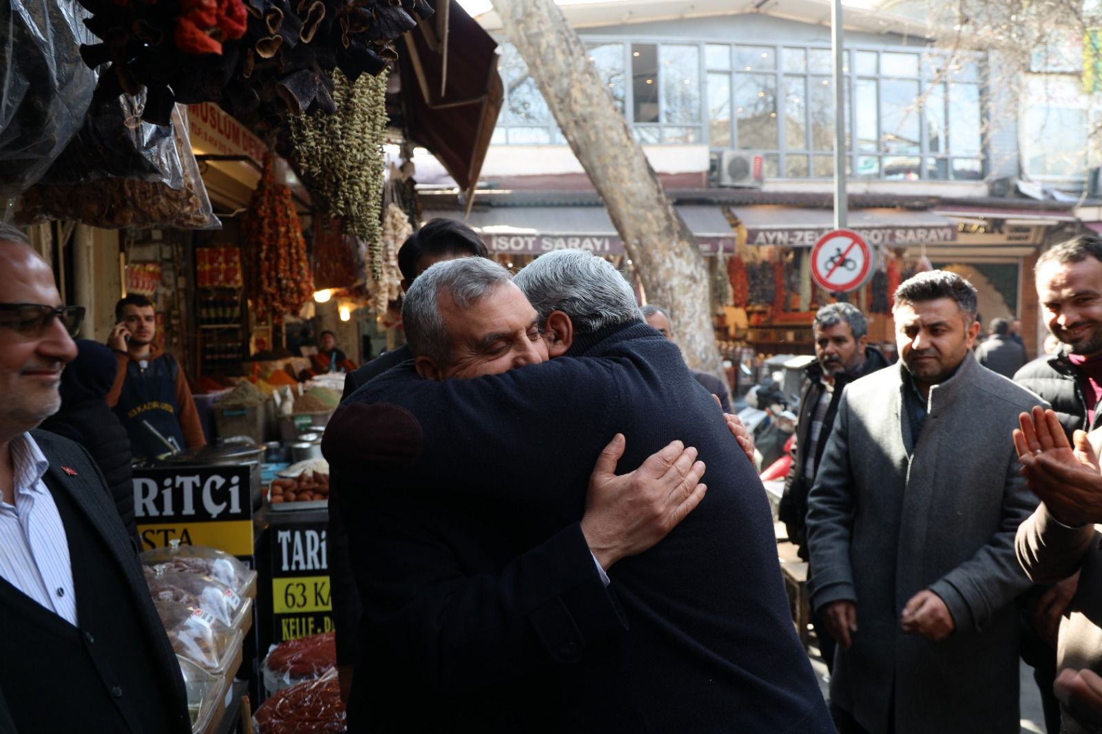 Gönüllerin Başkanı esnafla kucaklaştı