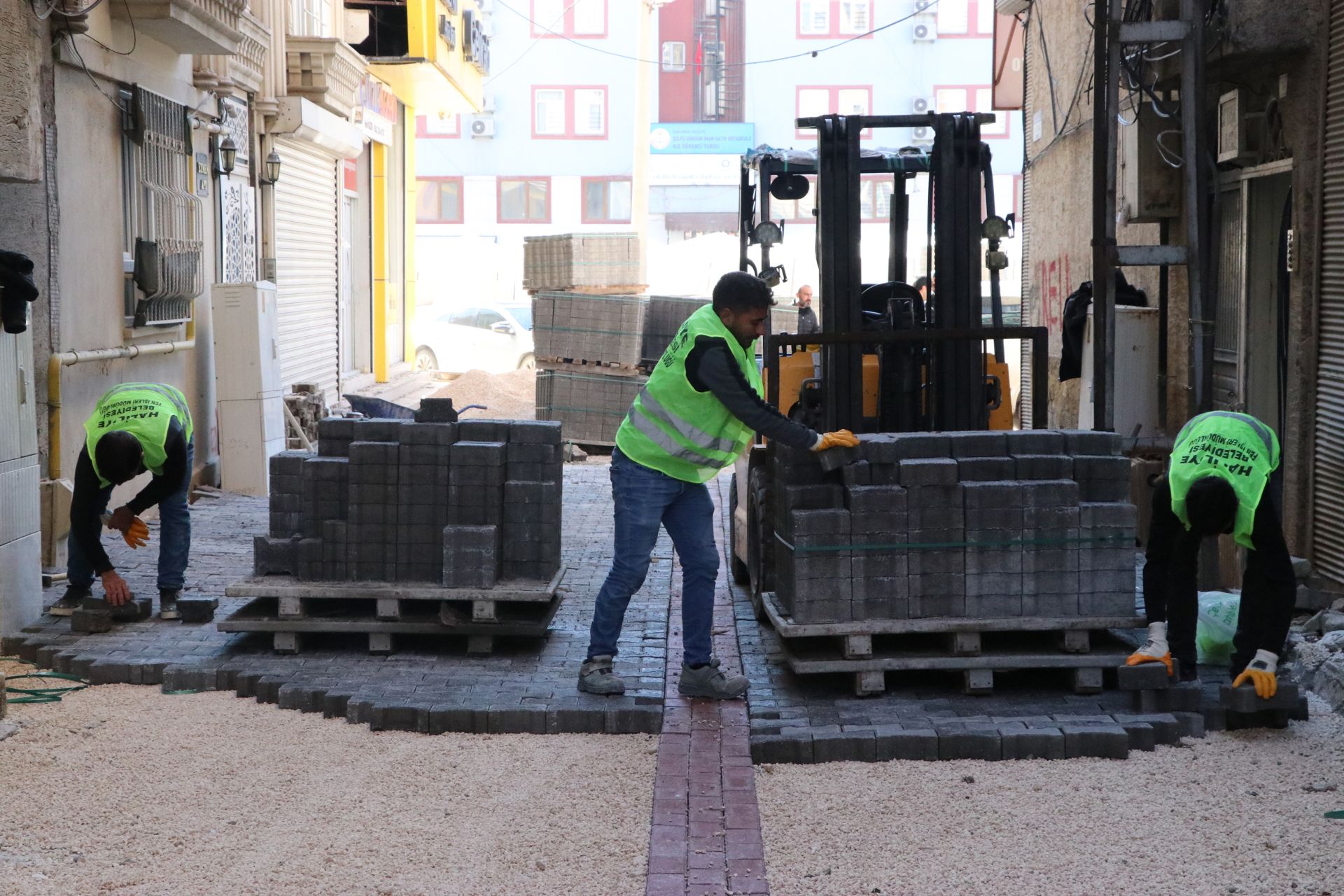 Haliliye’de üstyapı çalışmaları ve deforme olan yollarda çalışmalar sürüyor