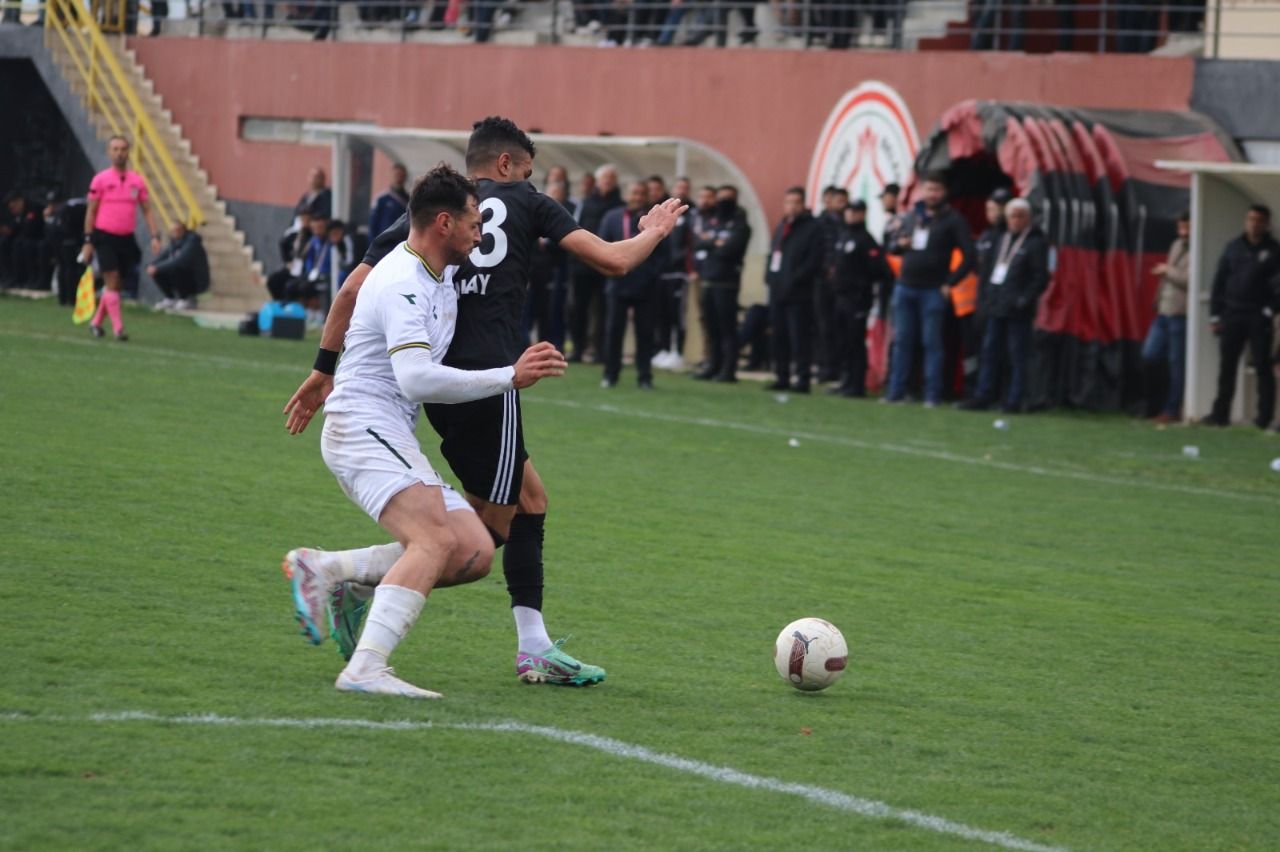 Lider Karaköprü Belediyespor rakibine gol yağdırdı