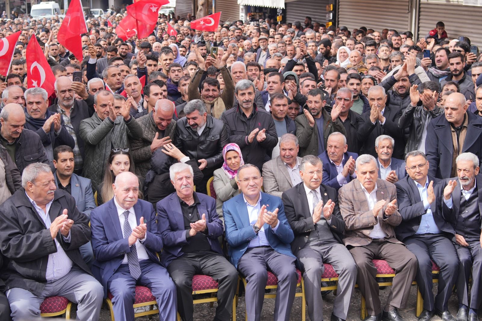 Ak kadrolardan miting gibi seçim bürosu açılışı