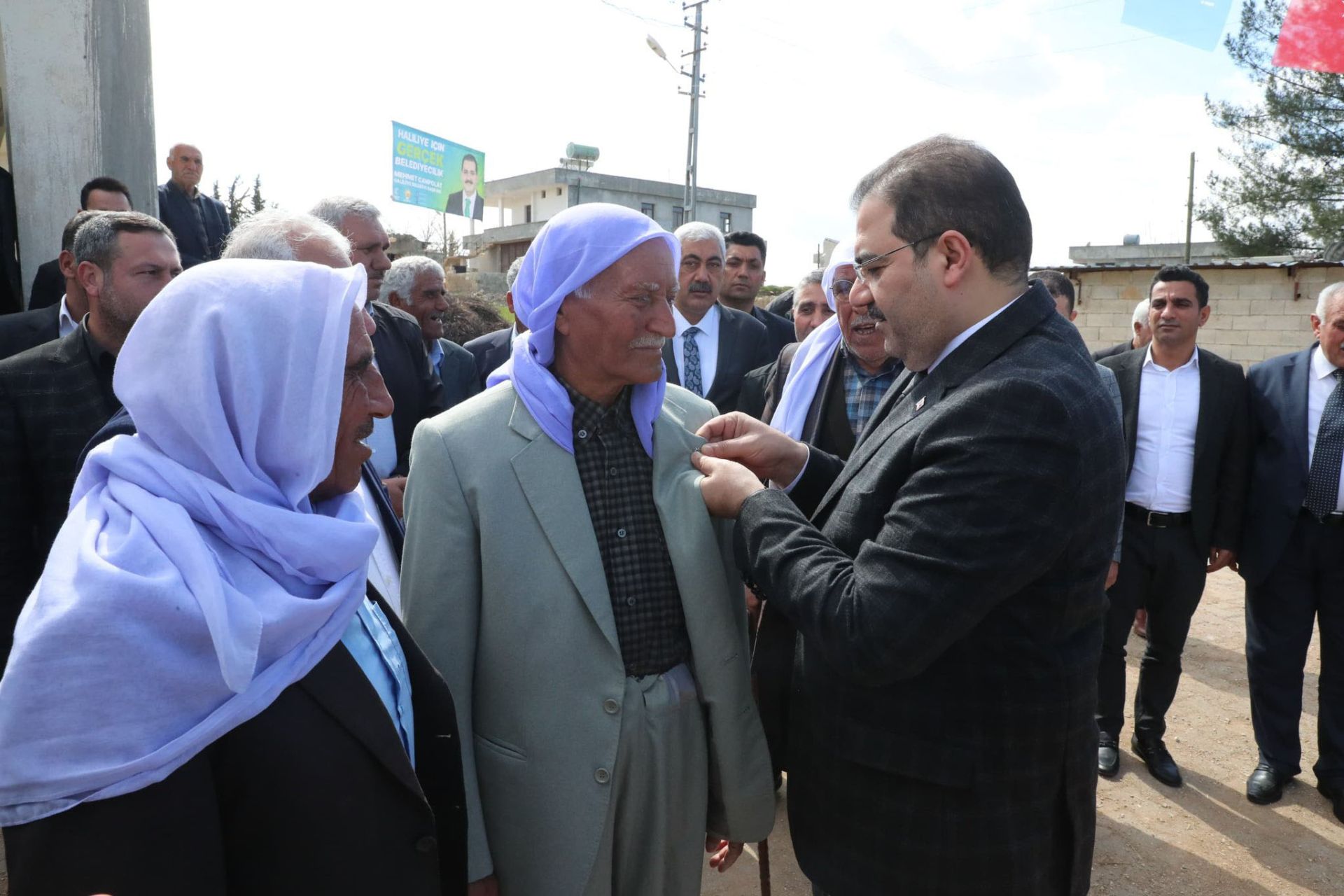 Başkan Canpolat,Ak Parti ‘ye katılanların rozetini taktı