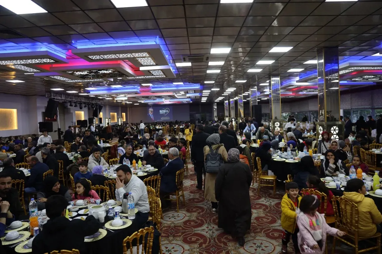 Beyazgül,hanelerine misafir olduğu vatandaşlara iftar sofrasında buluştu