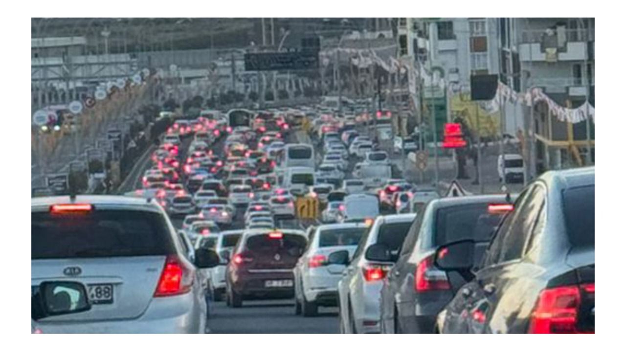 Şanlıurfa’da Ramazan Ayının İlk Gününde Trafik Kuyruğu Oluştu