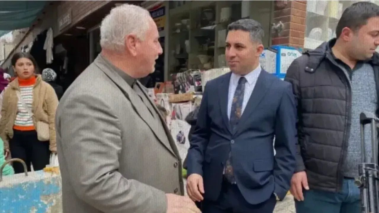 Suruç Kaymakamı’nın Eli Cebinde Vatandaşla Konuşması Tepkilere Neden Oldu