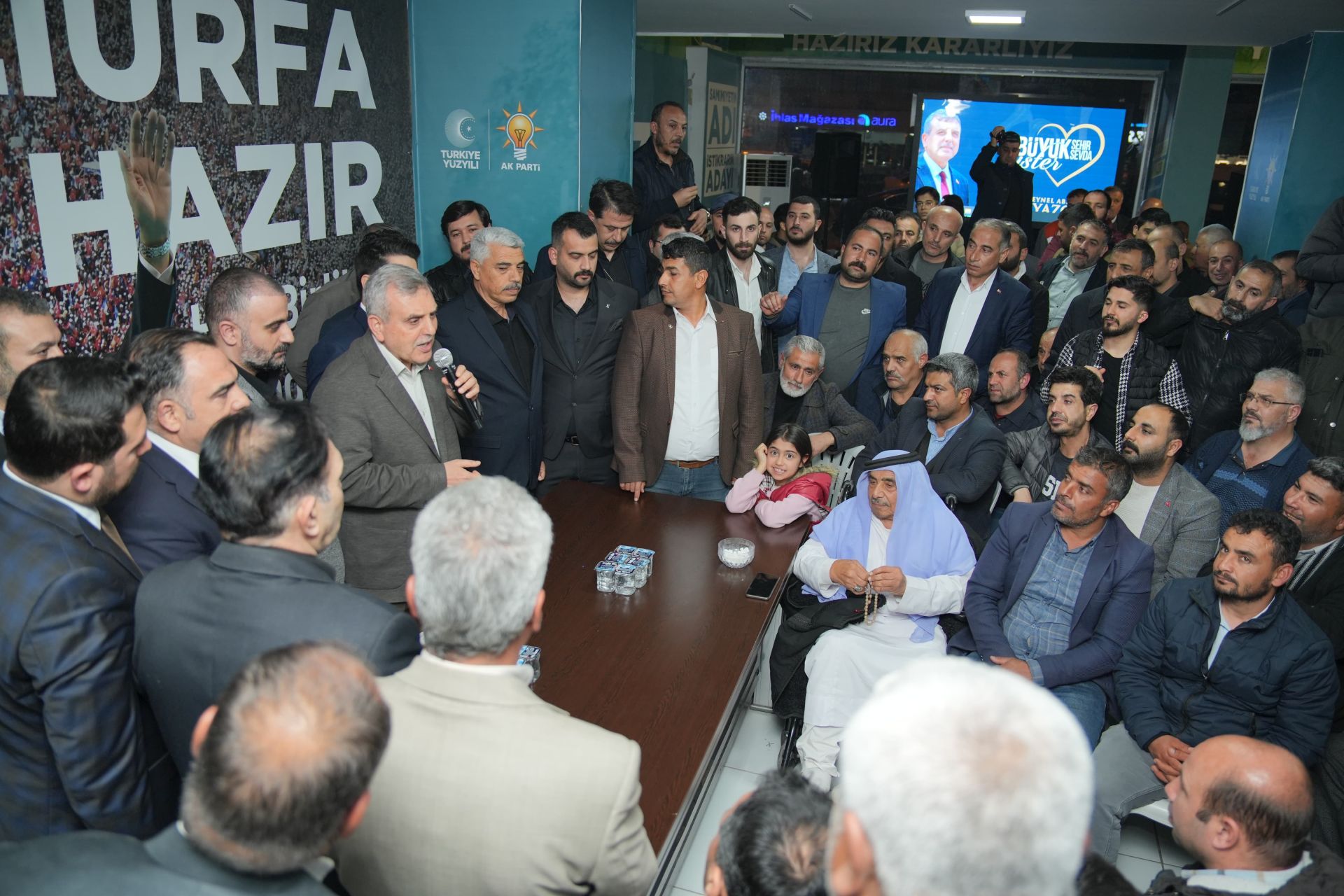 Yeniden Refah Partisi ‘nden ayrılan gruba Beyazgül rozetlerini taktı