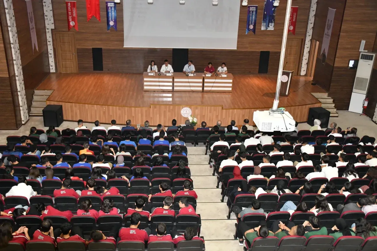 “Göç ve Uyum” Paneli’nde Öğrenciler Göçün Farklı Yönlerini Tartıştı