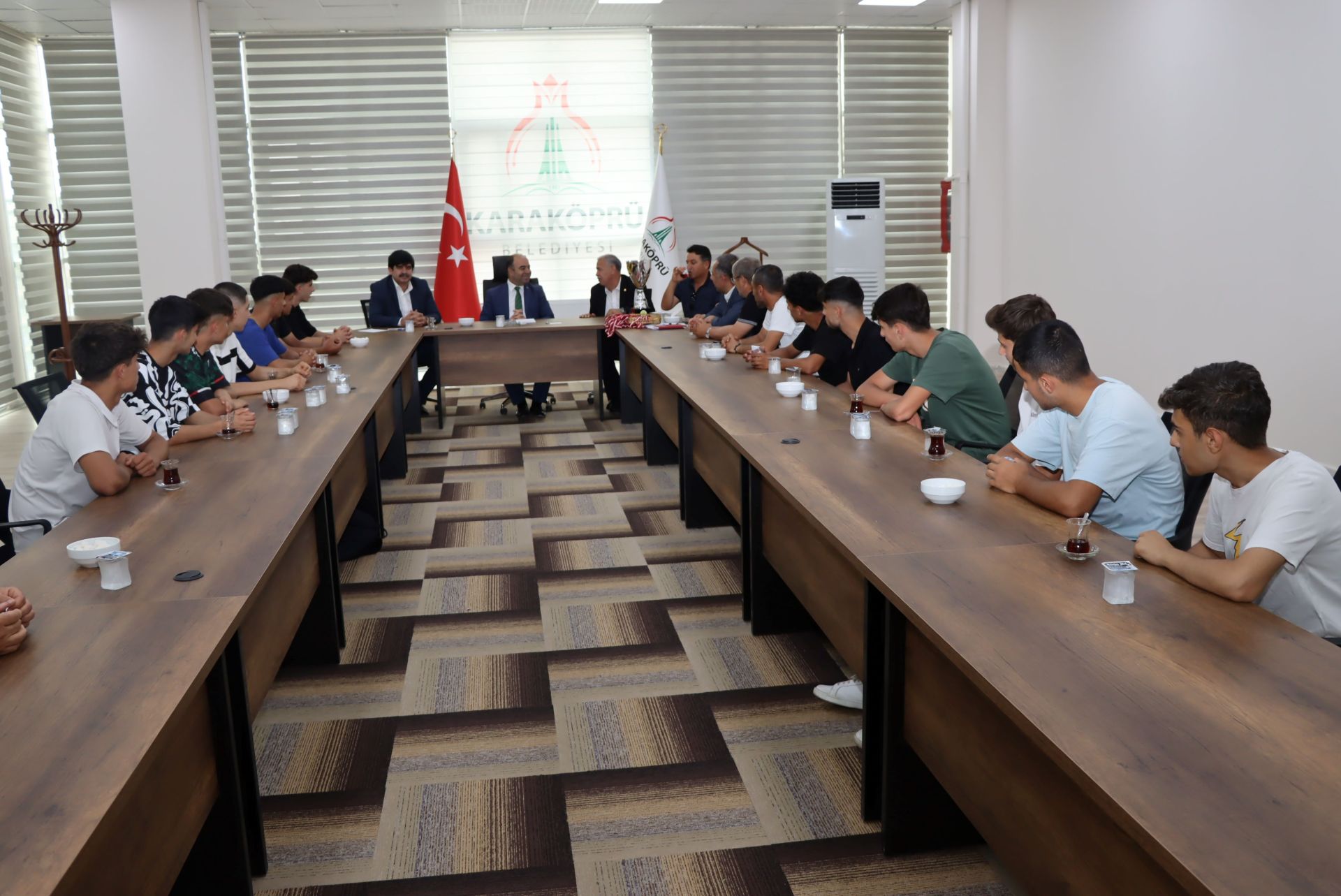 Şampiyon gençler kupayı Başkan Çiftçi ‘ye getirdi