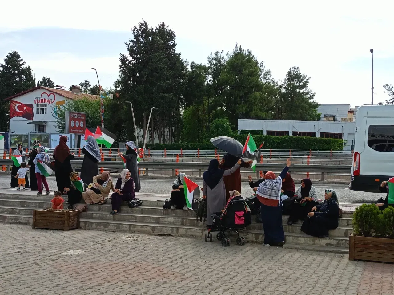 Şanlıurfa’da AK Parti İl Başkanlığı Önünde İsrail Protestosu