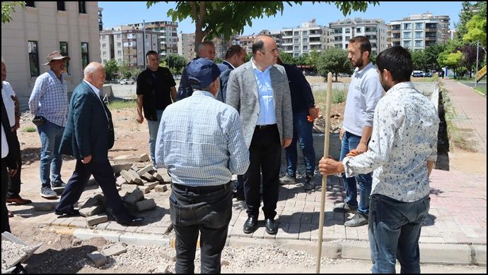 Karaköprü’de Konforlu Ulaşım İçin Yol Açma Ve Bakım-Onarım Seferberliği Sürüyor