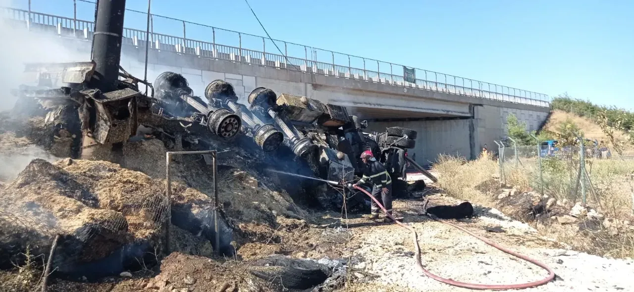 Şanlıurfa’da Saman Yüklü Tır Köprüden Devrildi