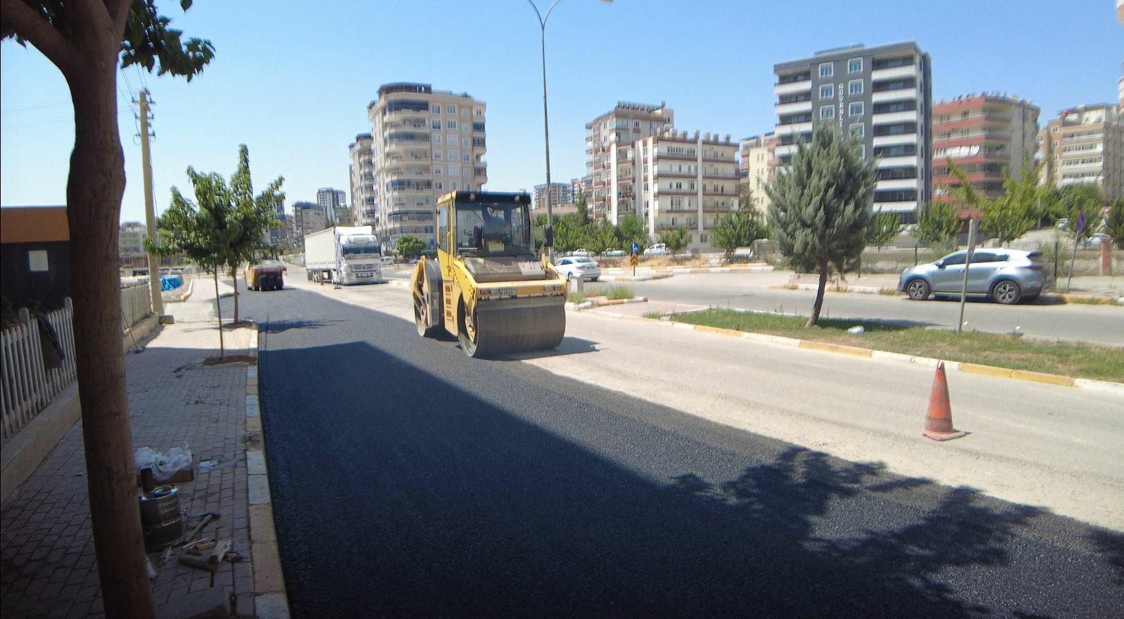Büyükşehir ‘den Karaköprü ‘de sıcak asfalt çalışmaları