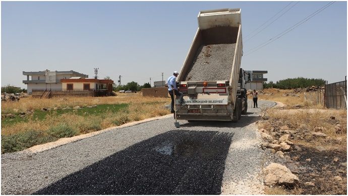 Büyükşehir Viranşehir’de Yol Kalitesini Artırmak İçin Sathi Asfalt Çalışmalarını Hızlandırıyor