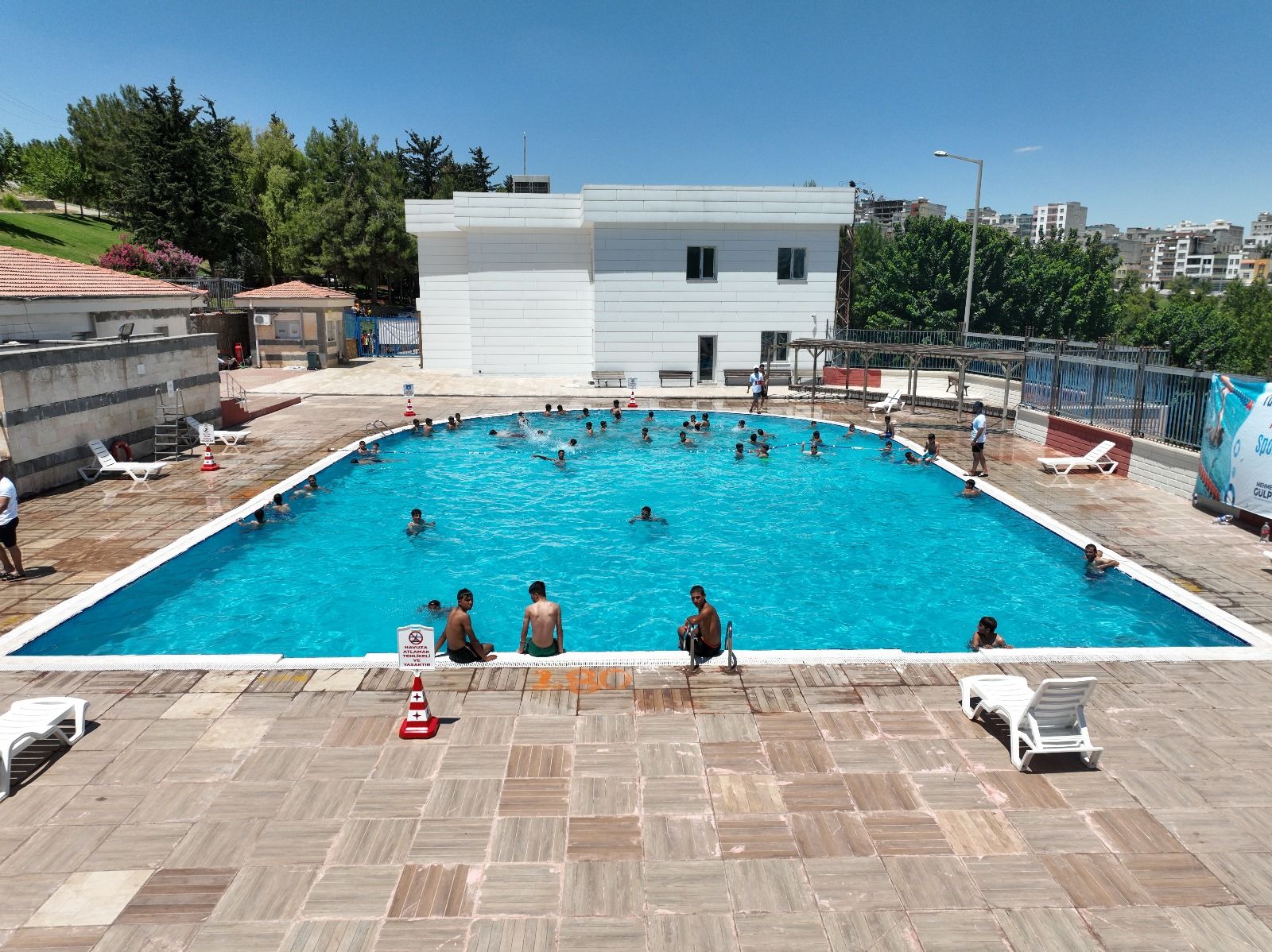 Urfa’da çocuklar büyükşehir ‘in havuzlarında serinliyorlar